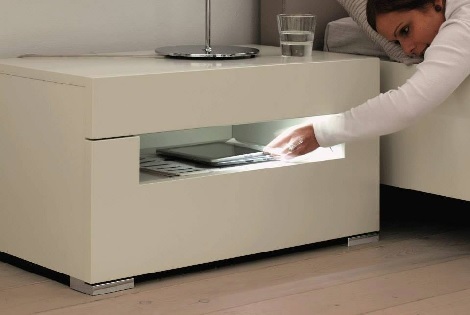 Hulsta Elumo II nachtkast,ladekast met ledlicht, tablet opruimen, design, wit lak ,slaapkamer design